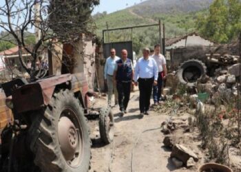 Manisa Saruhanlı’da yangınzedelerin yanında