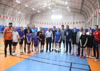 Memduh Büyükkılıç badmintoncularla buluştu