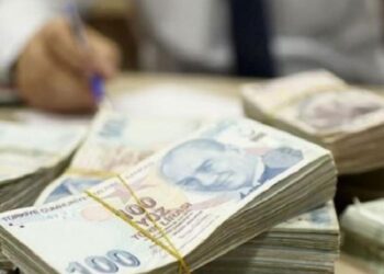 Memurlar için masaya oturuluyor