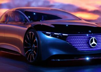 Mercedes ile Tesla El Sıkıştı