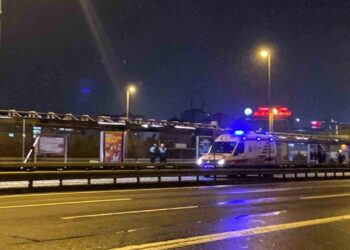 Metrobüs Reklam Panosuna Çarpınca Bir Kişi Yaralandı