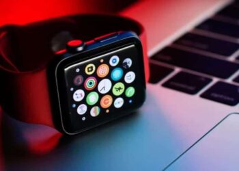 MicroLED Apple Watch Ertelendi