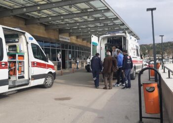 Minibüs Bariyere Çarptı 6 Kişi Yaralandı