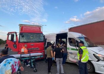 Minibüs-Kamyon Kazasında 6 Yaralı