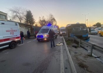 Minibüsü Bariyerlere Çarptı: 15 Yolcu Yaralandı