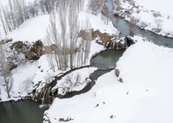 Muradiye Şelalesi Beyaz Örtüyle Kaplandı