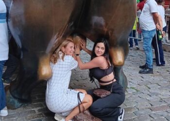 New York’ta turistlerin tacizine uğrayan boğa! Turistler bunu neden yapıyor?