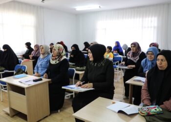 Okuma Yazma Bilmeyen Kadınlar Kurslarda Eğitim Alıyor