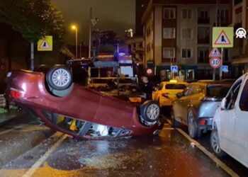 Otomobil 3 Araca Çarpıp Devrildi: Sürücüsü Yaralandı