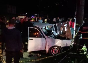 Otomobil Aydınlatma Direğine Çarptı: 4 Kişi Yaralandı