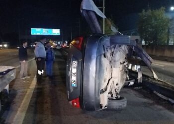 Otomobil Bariyere Çarptı 2 Kişi Yaralandı