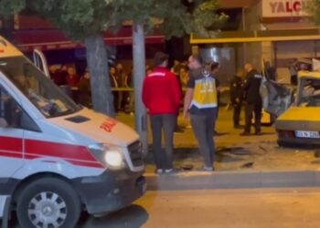 Otomobil Hem Motosiklete Hem Başka Bir Araca Çarptı: 1 Kişi Ağır Yaralandı