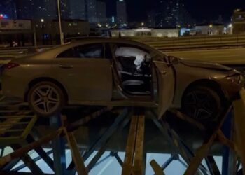 Otomobil Köprüde Asılı Kaldı