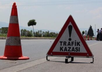 Otomobil Maden Suyu Yüklü Tıra Çarptı