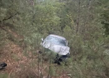 Otomobil Uçuruma Yuvarlandı 3 Kişi Yaralandı