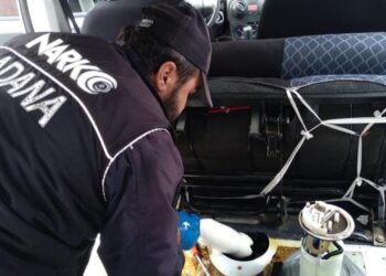 Otomobilin Yakıt Deposundan 5,5 Kilogram Sentetik Uyuşturucu Çıktı