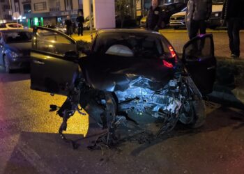 Otomobiliyle Ağaca Çarpan Sürücü Yaralandı