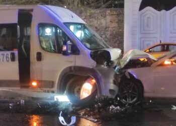 Otomobille Servis Aracı Çarpıştı: 9 Yaralı