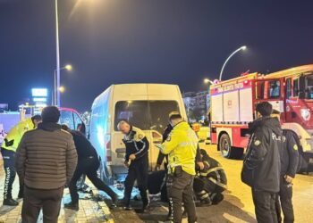 Panelvanın Altına Sıkışan Motosiklet Sürücüsü Yaralandı