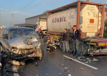 Park Halindeki Tıra Çarpıp Yaralandı