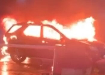 Park Halindeyken Yanmaya Başlayan Cip Iskartaya Çıktı