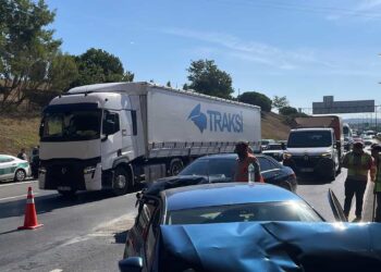 Pendik’te 4 Otomobil Zincirleme Kazaya Neden Oldu! 2 Kişi Yaralandı