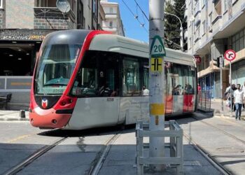 Raydan Çıkan Tramvayın Yerine Konulmasıyla Seferler Başladı