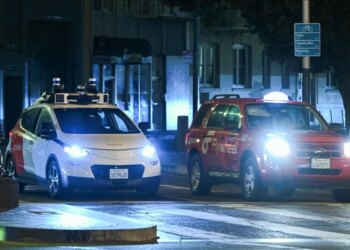 Robot Taksiler Şehirde Kaos Yaşattı