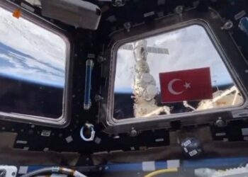 Rus Kozmonottan Uzayda Türk Bayraklı Paylaşım