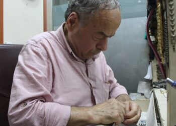 “Saat Tamircisi Ahmet Terzi 43 Yıllık Mesleğini Yaşatmak İçin Mücadele Ediyor