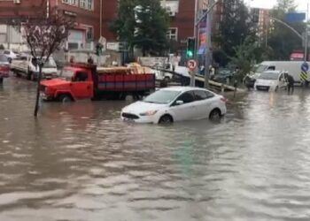 Sağanak Yağış Sarıyer Emirgan’da Denizle Buluştu