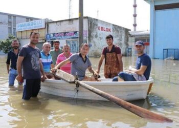 Samsun’u Sel Aldı! Dükkanlarına Kayıklarla Gittiler