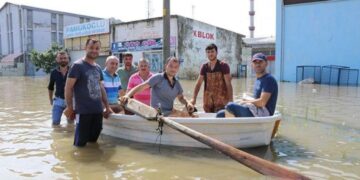 Samsun’u Sel Aldı! Dükkanlarına Kayıklarla Gittiler