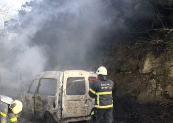 Seyir Halindeki Hafif Ticari Araç Yandı