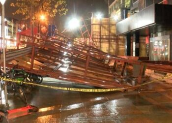 Şiddetli Rüzgar Bina Önündeki Güvenlik Panelini Devirdi