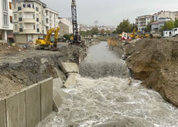 Şiddetli Sağanak Haramidere İstinat Duvarını Yıktı