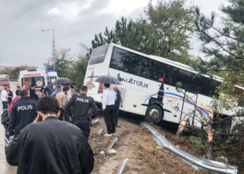 Şiddetli Sağanak Nedeniyle Kontrolden Çıkan Otobüsteki 2 Yolcu Yaralandı