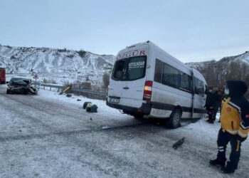 Yolcu Minibüsü İle Hafif Ticari Araç Çarpıştı: 16 Kişi Yaralandı