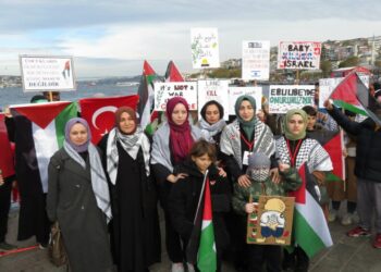 “Slices of Resistance Topluluğu” İsrail’in Gazze Saldırılarını Protesto Etti