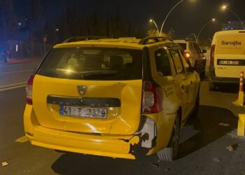 Taksiye Çarpan Motosikletteki Kişiler Yaralandı