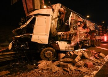 TEM Otoyolunda Bariyerlere Çarpan Tır Şoförü Yaralandı
