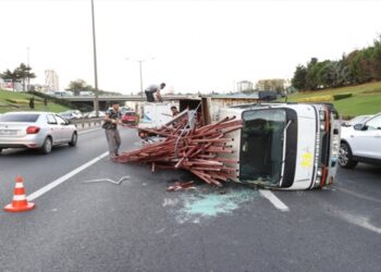 TEM’de Kamyonet Devrildi: Trafik Aksadı