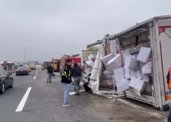 Tıra Çarpan Kamyon Yola Devrildi