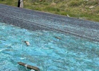 Tırdan Düşen Camlar Trafiği Aksattı