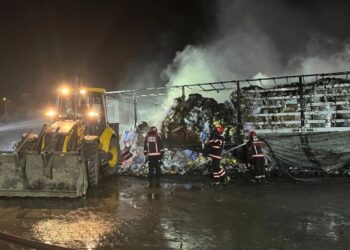 Tırın Dorsesi Çıkan Yangın Nedeniyle Kullanılmaz Hale Geldi
