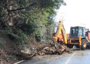 Toprak Kaymasında Caddeye Düşen Kaya Parçaları Nedeniyle Trafik Aksadı
