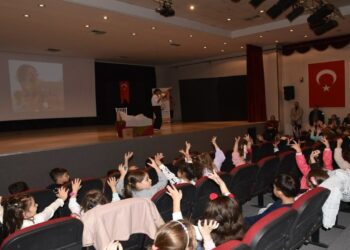 Üniversite Öğrencileri Çocuklar İçin Tiyatro Sahneledi