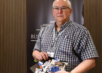 Uzay Tutkunu Bert Vis Astronotların İmzalarını Topluyor