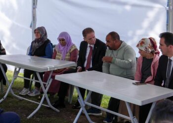 Vali Davut Gül, Sancaktepe’de Ölü Bulunan 3 Kardeşin Ailesini Ziyaret Etti