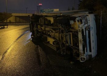 Virajı Alamayan Kamyonet Yan Yattı